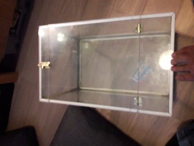 ik heb het plexiglas onderverdeeld in 3 stukken<br />het onderste gedeelte (wat waterdicht zal worden gemaakt)<br />het middenstuk dit zal het deurtje van het terrarium worden<br />en het bovenstuk, hier zullen nog gaatjes voor ventilatie in worden geboord of een ijzeren ventilatiestrip.