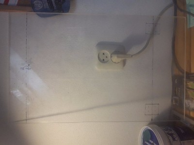 20170913_160819.jpg (78.45 KiB) 6795 keer bekeken op deze foto is te zien hoe de voorzijde van het terrarium eruit zal gaan zien en waar ik van plan ben om de scharnieren en het slot vast te zetten.