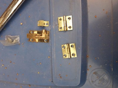 20170913_181022.jpg (101.48 KiB) 7028 keer bekeken de spulletjes die ik gekocht heb komen van de gamma en dit bestaat uit 2 kleine messing scharnieren en 1 messing poortslot wat samen 7 euro kostte<br />de boutjes om alles me te monteren had ik nog liggen.